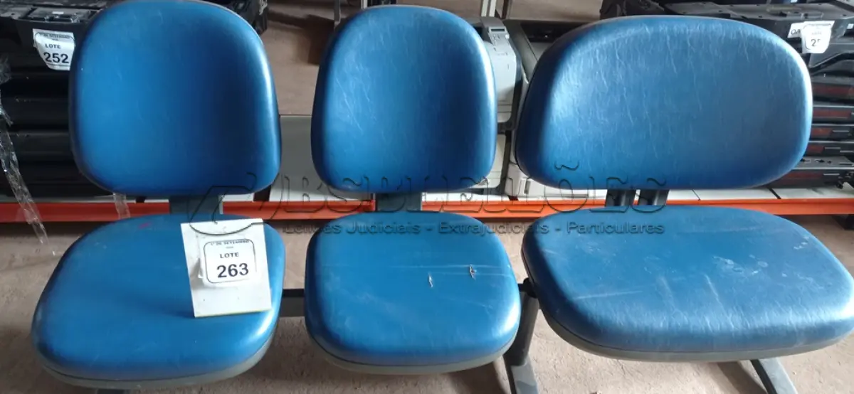 LOTE 263 - 01 CADEIRA TIPO LONGARINA DE 03 LUGARES. (NO ESTADO) ATENÇÃO! FAZER A VISITAÇÃO ANTES DE ARREMATAR, NÃO SABEMOS SE FUNCIONA, LEILÃO NÃO TEM GARANTIA E NEM DEVOLUÇÃO, SUJEITO A POSSÍVEIS AVARIAS VISÍVEIS/OCULTAS E/OU AUSÊNCIA DE COMPONENTES.