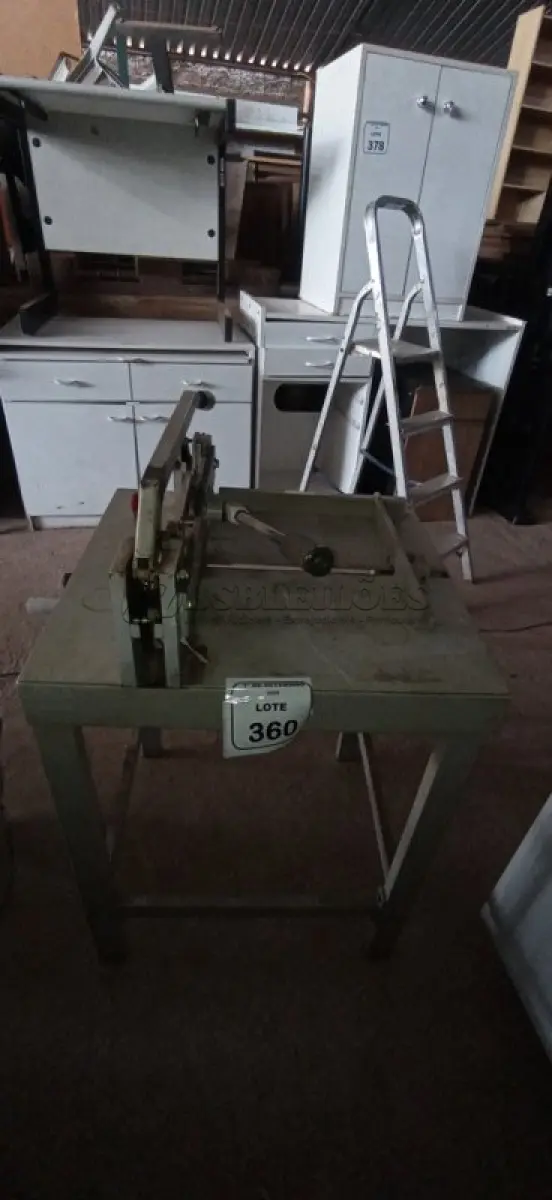 LOTE 360 - 01 GUILHOTINA INDUSTRIAL. (NO ESTADO) ATENÇÃO! FAZER A VISITAÇÃO ANTES DE ARREMATAR, NÃO SABEMOS SE FUNCIONA, LEILÃO NÃO TEM GARANTIA E NEM DEVOLUÇÃO, SUJEITO A POSSÍVEIS AVARIAS VISÍVEIS/OCULTAS E/OU AUSÊNCIA DE COMPONENTES.