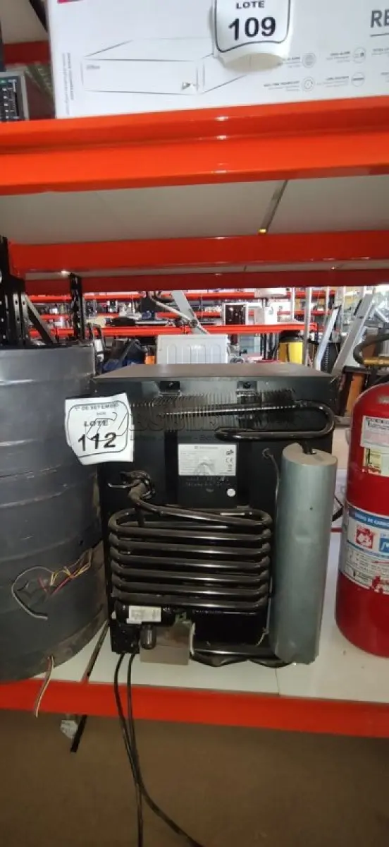 LOTE 112 - 01 FRIGOBAR 220V MARCA DOMETIC. (NO ESTADO) ATENÇÃO! FAZER A VISITAÇÃO ANTES DE ARREMATAR, NÃO SABEMOS SE FUNCIONA, LEILÃO NÃO TEM GARANTIA E NEM DEVOLUÇÃO, SUJEITO A POSSÍVEIS AVARIAS VISÍVEIS/OCULTAS E/OU AUSÊNCIA DE COMPONENTES.