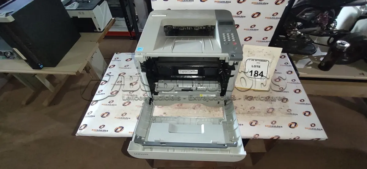 LOTE 184 - 01 IMPRESSORA MODELO ML-3750ND MARCA SAMSUNG. (NO ESTADO) ATENÇÃO! FAZER A VISITAÇÃO ANTES DE ARREMATAR, NÃO SABEMOS SE FUNCIONA, LEILÃO NÃO TEM GARANTIA E NEM DEVOLUÇÃO, SUJEITO A POSSÍVEIS AVARIAS VISÍVEIS/OCULTAS E/OU AUSÊNCIA DE COMPONENTES.