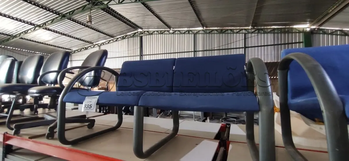 LOTE 335 - 01 POLTRONA DE 02 LUGARES. (NO ESTADO) ATENÇÃO! FAZER A VISITAÇÃO ANTES DE ARREMATAR, NÃO SABEMOS SE FUNCIONA, LEILÃO NÃO TEM GARANTIA E NEM DEVOLUÇÃO, SUJEITO A POSSÍVEIS AVARIAS VISÍVEIS/OCULTAS E/OU AUSÊNCIA DE COMPONENTES.
