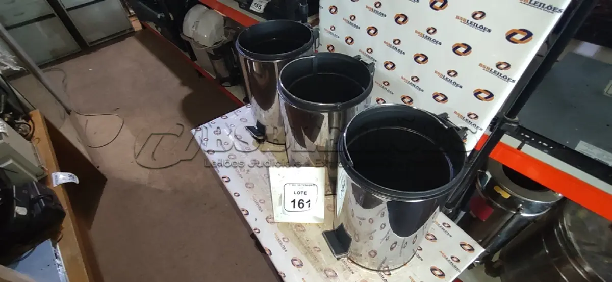 LOTE 161 - 03 LIXEIRAS EM INOX SEM TAMPA. (NO ESTADO) ATENÇÃO! FAZER A VISITAÇÃO ANTES DE ARREMATAR, NÃO SABEMOS SE FUNCIONA, LEILÃO NÃO TEM GARANTIA E NEM DEVOLUÇÃO, SUJEITO A POSSÍVEIS AVARIAS VISÍVEIS/OCULTAS E/OU AUSÊNCIA DE COMPONENTES.