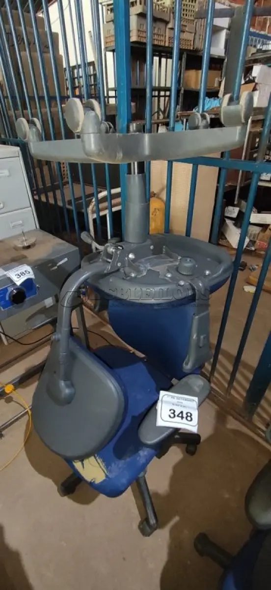 LOTE 348 - 02 CADEIRAS DE ESCRITÓRIO GIRATÓRIAS. (NO ESTADO) ATENÇÃO! FAZER A VISITAÇÃO ANTES DE ARREMATAR, NÃO SABEMOS SE FUNCIONA, LEILÃO NÃO TEM GARANTIA E NEM DEVOLUÇÃO, SUJEITO A POSSÍVEIS AVARIAS VISÍVEIS/OCULTAS E/OU AUSÊNCIA DE COMPONENTES.