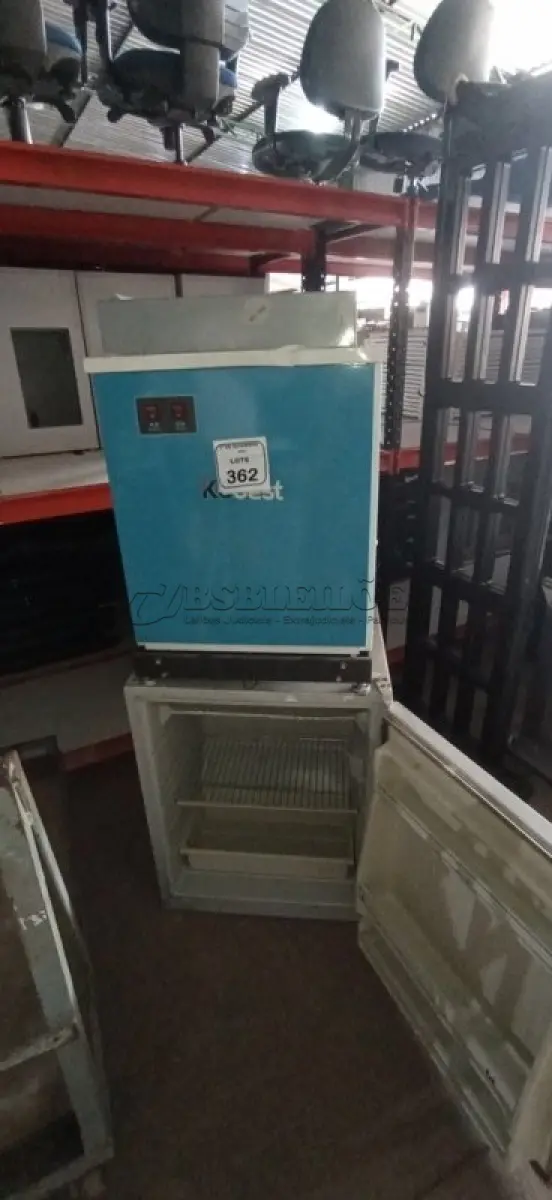 LOTE 362 - 01 NEGATOSCÓPIO DE 38X47CM, 01 FRIGOBAR E 01 CALDEIRA A VAPOR INDUSTRIAL MARCA KOBEST. (NO ESTADO) ATENÇÃO! FAZER A VISITAÇÃO ANTES DE ARREMATAR, NÃO SABEMOS SE FUNCIONA, LEILÃO NÃO TEM GARANTIA E NEM DEVOLUÇÃO, SUJEITO A POSSÍVEIS AVARIAS VISÍVEIS/OCULTAS E/OU AUSÊNCIA DE COMPONENTES.