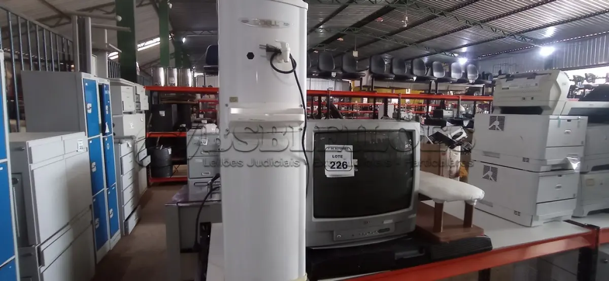LOTE 226 - 01 BEBEDOURO PARA GARRAFÃO MARCA LIBELL, 01 CAFETEIRA INDUSTRIAL EM INOX, 01 TV 32’’ MARCA SAMSUNG, 01 TV DE TUBO MARCA LG E 01 MINI TÁBUA DE PASSAR. (NO ESTADO) ATENÇÃO! FAZER A VISITAÇÃO ANTES DE ARREMATAR, NÃO SABEMOS SE FUNCIONA, LEILÃO NÃO TEM GARANTIA E NEM DEVOLUÇÃO, SUJEITO A POSSÍVEIS AVARIAS VISÍVEIS/OCULTAS E/OU AUSÊNCIA DE COMPONENTES.