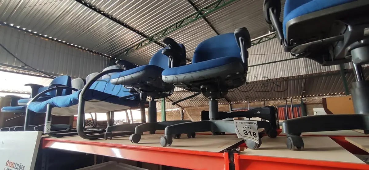 LOTE 318 - 02 CADEIRAS DE ESCRITÓRIO GIRATÓRIAS. (NO ESTADO) ATENÇÃO! FAZER A VISITAÇÃO ANTES DE ARREMATAR, NÃO SABEMOS SE FUNCIONA, LEILÃO NÃO TEM GARANTIA E NEM DEVOLUÇÃO, SUJEITO A POSSÍVEIS AVARIAS VISÍVEIS/OCULTAS E/OU AUSÊNCIA DE COMPONENTES.