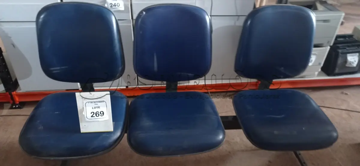 LOTE 269 - 01 CADEIRA TIPO LONGARINA DE 03 LUGARES. (NO ESTADO) ATENÇÃO! FAZER A VISITAÇÃO ANTES DE ARREMATAR, NÃO SABEMOS SE FUNCIONA, LEILÃO NÃO TEM GARANTIA E NEM DEVOLUÇÃO, SUJEITO A POSSÍVEIS AVARIAS VISÍVEIS/OCULTAS E/OU AUSÊNCIA DE COMPONENTES.
