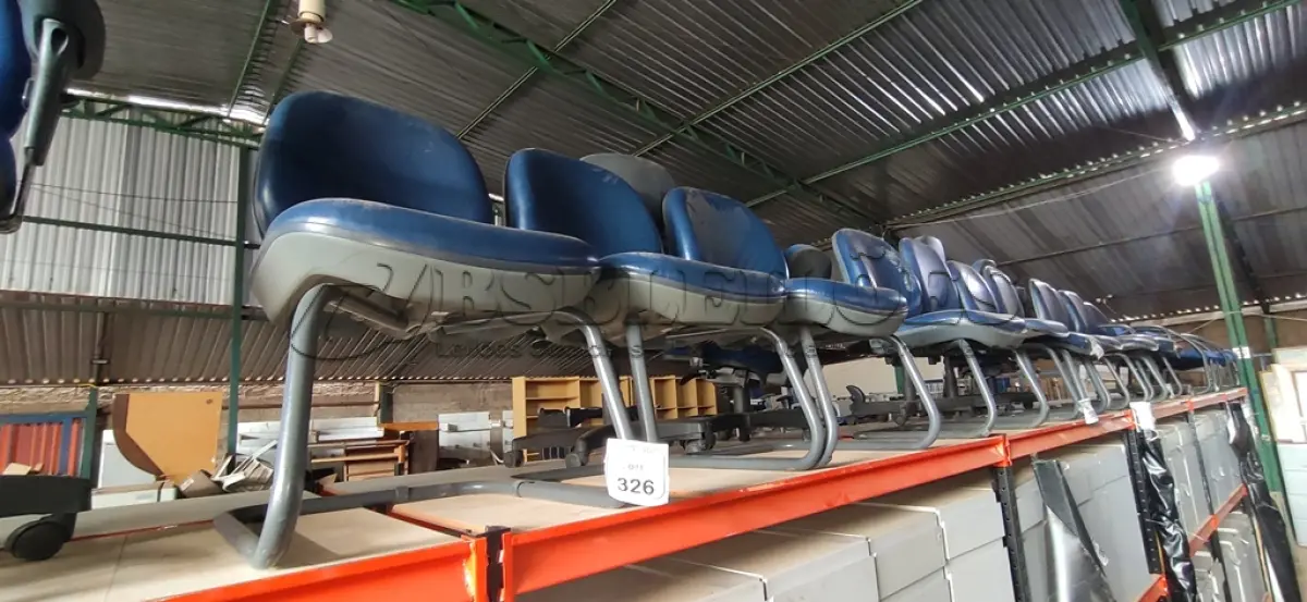 LOTE 326 - 03 CADEIRAS DE PÉS FIXOS. (NO ESTADO) ATENÇÃO! FAZER A VISITAÇÃO ANTES DE ARREMATAR, NÃO SABEMOS SE FUNCIONA, LEILÃO NÃO TEM GARANTIA E NEM DEVOLUÇÃO, SUJEITO A POSSÍVEIS AVARIAS VISÍVEIS/OCULTAS E/OU AUSÊNCIA DE COMPONENTES.