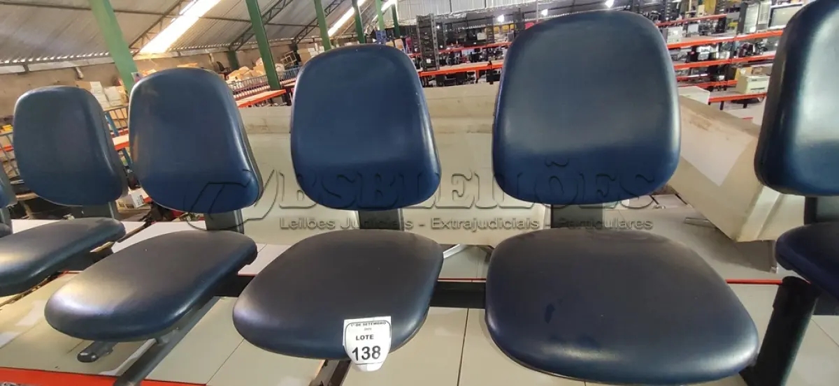LOTE 138 - 01 CADEIRA TIPO LONGARINA DE 03 LUGARES. (NO ESTADO) ATENÇÃO! FAZER A VISITAÇÃO ANTES DE ARREMATAR, NÃO SABEMOS SE FUNCIONA, LEILÃO NÃO TEM GARANTIA E NEM DEVOLUÇÃO, SUJEITO A POSSÍVEIS AVARIAS VISÍVEIS/OCULTAS E/OU AUSÊNCIA DE COMPONENTES.