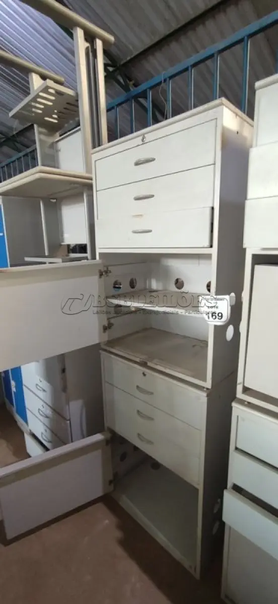 LOTE 169 - 02 ARMÁRIOS PEQUENOS COM 01 COMPARTIMENTO E 03 GAVETAS EM METAL E MADEIRA. (NO ESTADO) ATENÇÃO! FAZER A VISITAÇÃO ANTES DE ARREMATAR, NÃO SABEMOS SE FUNCIONA, LEILÃO NÃO TEM GARANTIA E NEM DEVOLUÇÃO, SUJEITO A POSSÍVEIS AVARIAS VISÍVEIS/OCULTAS E/OU AUSÊNCIA DE COMPONENTES.