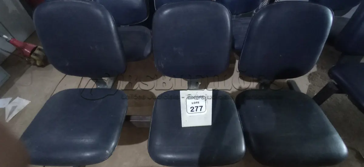 LOTE 277 - 01 CADEIRA TIPO LONGARINA DE 03 LUGARES. (NO ESTADO) ATENÇÃO! FAZER A VISITAÇÃO ANTES DE ARREMATAR, NÃO SABEMOS SE FUNCIONA, LEILÃO NÃO TEM GARANTIA E NEM DEVOLUÇÃO, SUJEITO A POSSÍVEIS AVARIAS VISÍVEIS/OCULTAS E/OU AUSÊNCIA DE COMPONENTES.