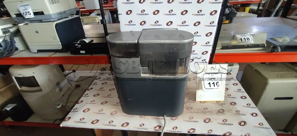 LOTE 116 - 01 MÁQUINA DE CAFÉ EXPRESSO MODELO MAGIC DE LUXE MARCA SAECO. (NO ESTADO) ATENÇÃO! FAZER A VISITAÇÃO ANTES DE ARREMATAR, NÃO SABEMOS SE FUNCIONA, LEILÃO NÃO TEM GARANTIA E NEM DEVOLUÇÃO, SUJEITO A POSSÍVEIS AVARIAS VISÍVEIS/OCULTAS E/OU AUSÊNCIA DE COMPONENTES.