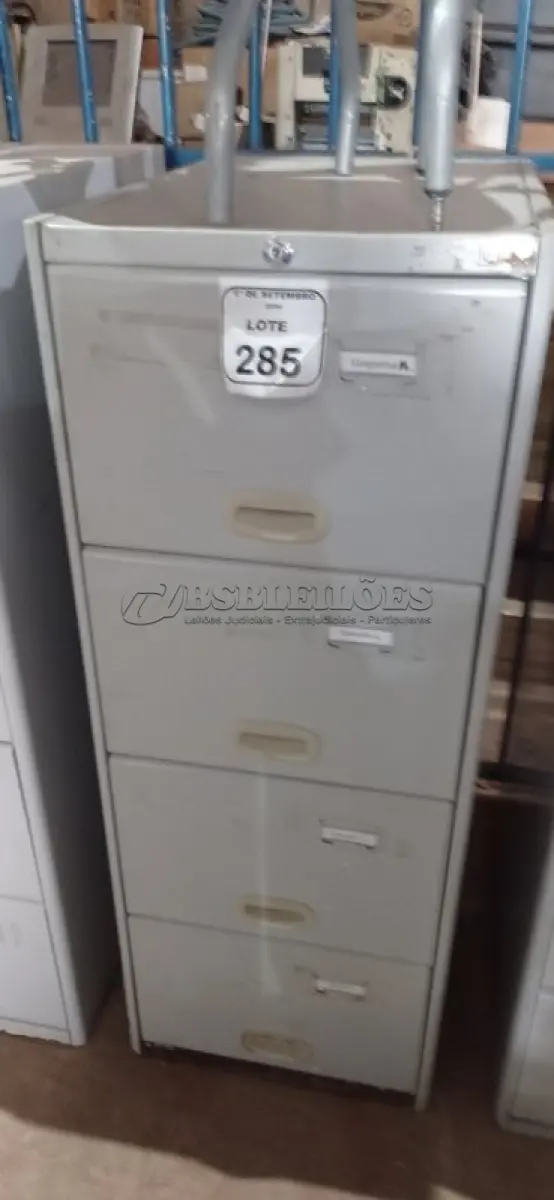 LOTE 285 - 01 ARQUIVO COM 04 GAVETAS EM AÇO. (NO ESTADO) ATENÇÃO! FAZER A VISITAÇÃO ANTES DE ARREMATAR, NÃO SABEMOS SE FUNCIONA, LEILÃO NÃO TEM GARANTIA E NEM DEVOLUÇÃO, SUJEITO A POSSÍVEIS AVARIAS VISÍVEIS/OCULTAS E/OU AUSÊNCIA DE COMPONENTES.