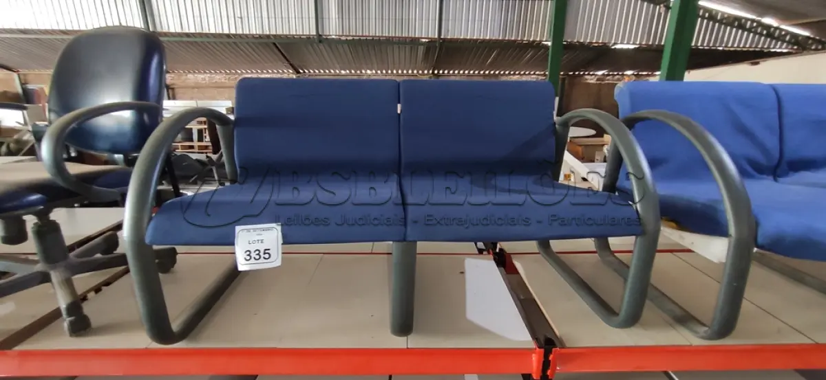 LOTE 335 - 01 POLTRONA DE 02 LUGARES. (NO ESTADO) ATENÇÃO! FAZER A VISITAÇÃO ANTES DE ARREMATAR, NÃO SABEMOS SE FUNCIONA, LEILÃO NÃO TEM GARANTIA E NEM DEVOLUÇÃO, SUJEITO A POSSÍVEIS AVARIAS VISÍVEIS/OCULTAS E/OU AUSÊNCIA DE COMPONENTES.