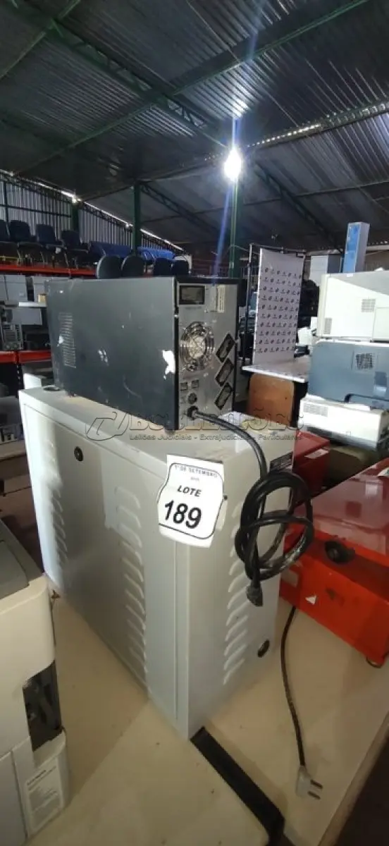 LOTE 189 - 01 NOBREAK MARCA LACERDA E 01 BANCO DE BATERIAS. (NO ESTADO) ATENÇÃO! FAZER A VISITAÇÃO ANTES DE ARREMATAR, NÃO SABEMOS SE FUNCIONA, LEILÃO NÃO TEM GARANTIA E NEM DEVOLUÇÃO, SUJEITO A POSSÍVEIS AVARIAS VISÍVEIS/OCULTAS E/OU AUSÊNCIA DE COMPONENTES.