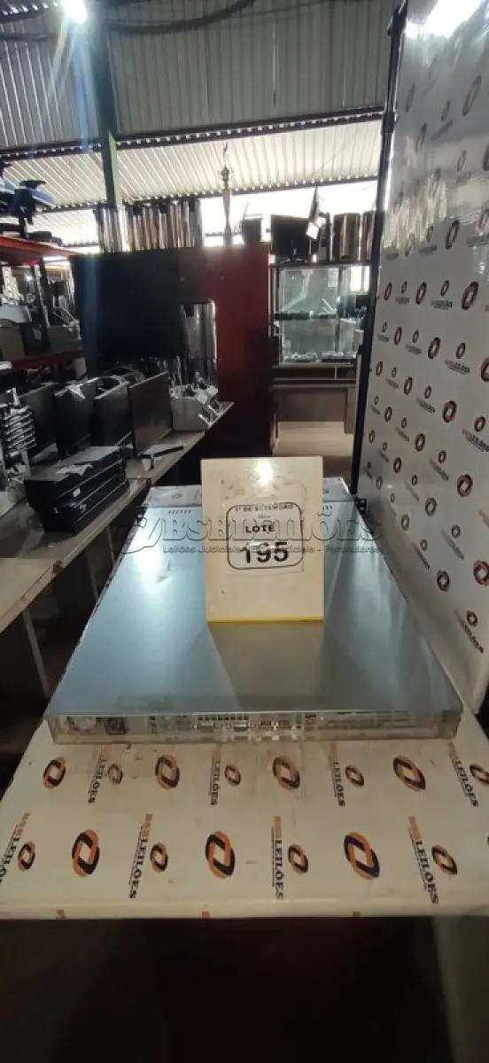 LOTE 195 - 01 SERVIDOR MARCA ITAUTEC. (NO ESTADO) ATENÇÃO! FAZER A VISITAÇÃO ANTES DE ARREMATAR, NÃO SABEMOS SE FUNCIONA, LEILÃO NÃO TEM GARANTIA E NEM DEVOLUÇÃO, SUJEITO A POSSÍVEIS AVARIAS VISÍVEIS/OCULTAS E/OU AUSÊNCIA DE COMPONENTES.