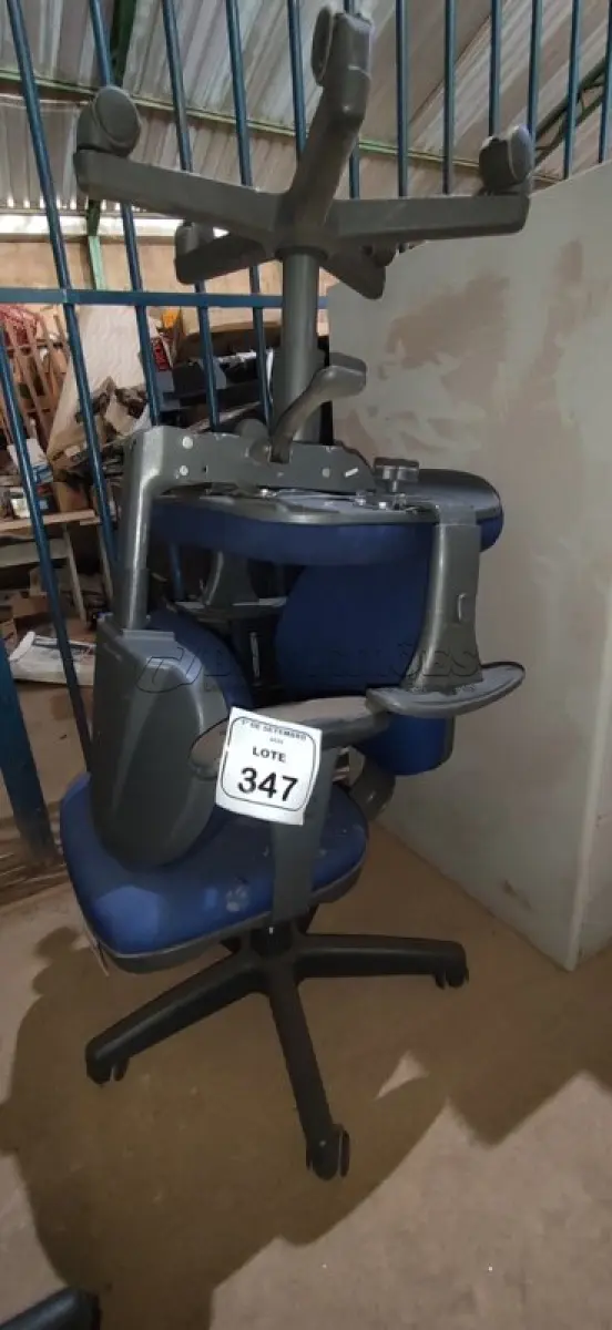 LOTE 347 - 02 CADEIRAS DE ESCRITÓRIO GIRATÓRIAS. (NO ESTADO) ATENÇÃO! FAZER A VISITAÇÃO ANTES DE ARREMATAR, NÃO SABEMOS SE FUNCIONA, LEILÃO NÃO TEM GARANTIA E NEM DEVOLUÇÃO, SUJEITO A POSSÍVEIS AVARIAS VISÍVEIS/OCULTAS E/OU AUSÊNCIA DE COMPONENTES.