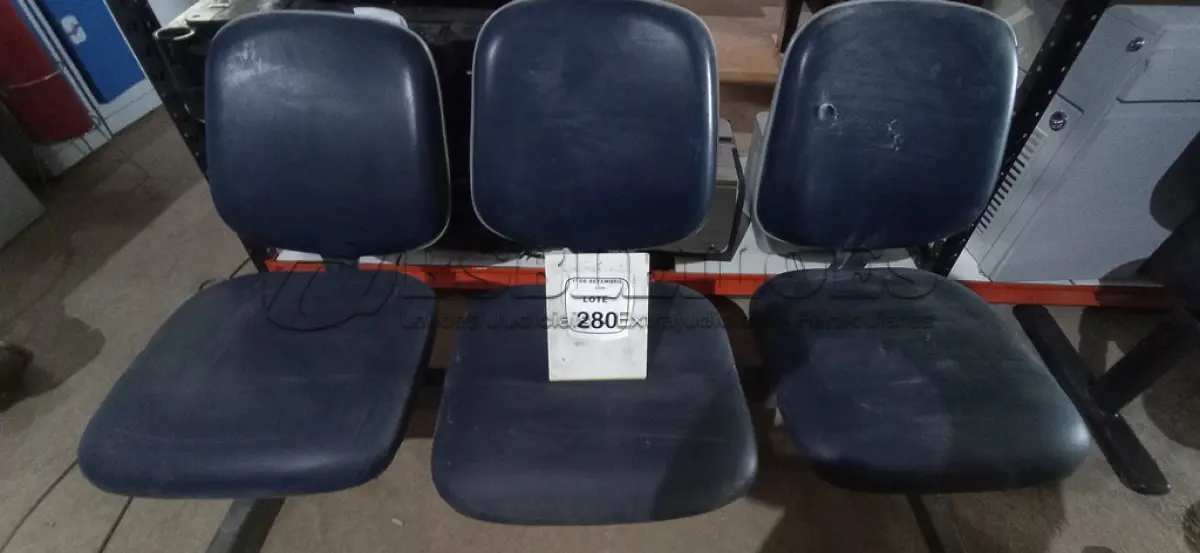 LOTE 280 - 01 CADEIRA TIPO LONGARINA DE 03 LUGARES. (NO ESTADO) ATENÇÃO! FAZER A VISITAÇÃO ANTES DE ARREMATAR, NÃO SABEMOS SE FUNCIONA, LEILÃO NÃO TEM GARANTIA E NEM DEVOLUÇÃO, SUJEITO A POSSÍVEIS AVARIAS VISÍVEIS/OCULTAS E/OU AUSÊNCIA DE COMPONENTES.