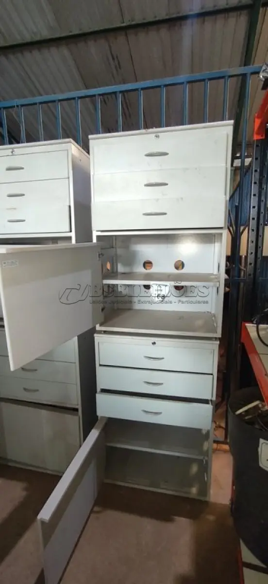 LOTE 168 - 02 ARMÁRIOS PEQUENOS COM 01 COMPARTIMENTO E 03 GAVETAS EM METAL E MADEIRA. (NO ESTADO) ATENÇÃO! FAZER A VISITAÇÃO ANTES DE ARREMATAR, NÃO SABEMOS SE FUNCIONA, LEILÃO NÃO TEM GARANTIA E NEM DEVOLUÇÃO, SUJEITO A POSSÍVEIS AVARIAS VISÍVEIS/OCULTAS E/OU AUSÊNCIA DE COMPONENTES.