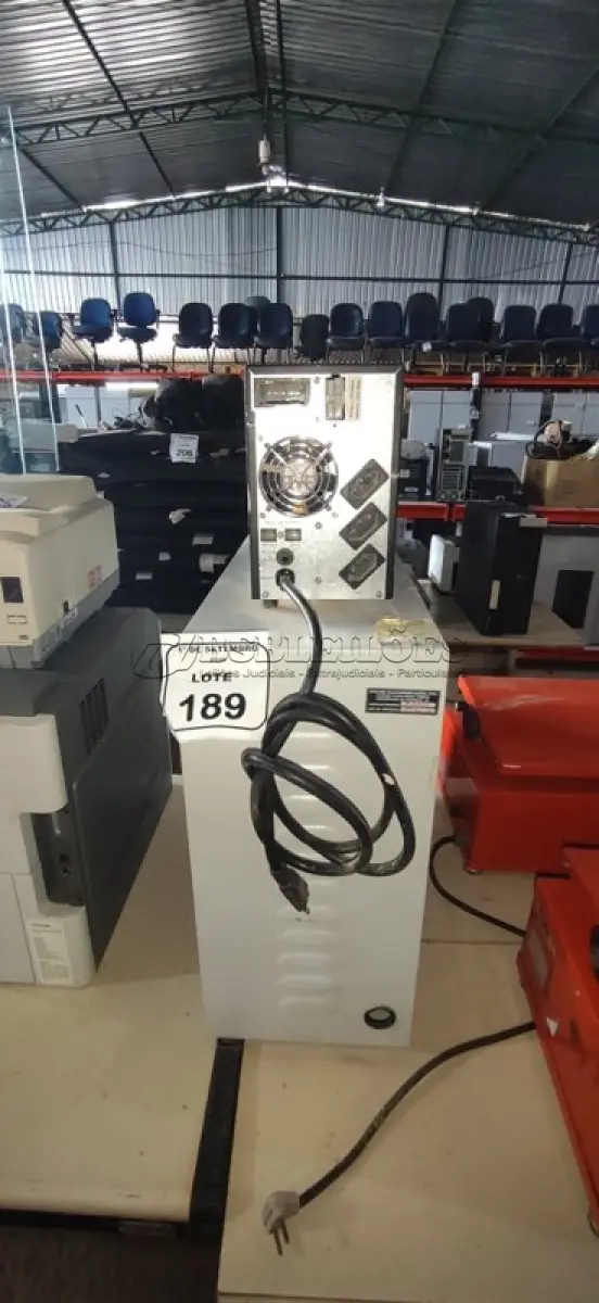 LOTE 189 - 01 NOBREAK MARCA LACERDA E 01 BANCO DE BATERIAS. (NO ESTADO) ATENÇÃO! FAZER A VISITAÇÃO ANTES DE ARREMATAR, NÃO SABEMOS SE FUNCIONA, LEILÃO NÃO TEM GARANTIA E NEM DEVOLUÇÃO, SUJEITO A POSSÍVEIS AVARIAS VISÍVEIS/OCULTAS E/OU AUSÊNCIA DE COMPONENTES.