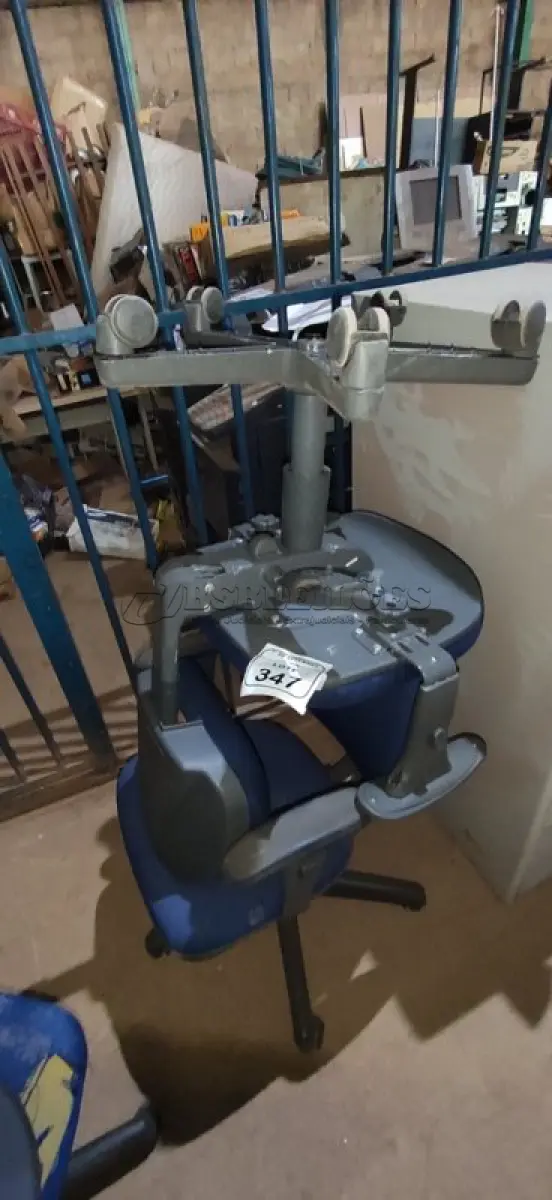 LOTE 347 - 02 CADEIRAS DE ESCRITÓRIO GIRATÓRIAS. (NO ESTADO) ATENÇÃO! FAZER A VISITAÇÃO ANTES DE ARREMATAR, NÃO SABEMOS SE FUNCIONA, LEILÃO NÃO TEM GARANTIA E NEM DEVOLUÇÃO, SUJEITO A POSSÍVEIS AVARIAS VISÍVEIS/OCULTAS E/OU AUSÊNCIA DE COMPONENTES.