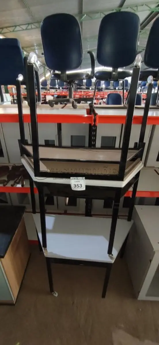 LOTE 353 - 03 MESAS TRAPEZOIDAL DE FERRO COM TAMPO EM MADEIRA. (NO ESTADO) ATENÇÃO! FAZER A VISITAÇÃO ANTES DE ARREMATAR, NÃO SABEMOS SE FUNCIONA, LEILÃO NÃO TEM GARANTIA E NEM DEVOLUÇÃO, SUJEITO A POSSÍVEIS AVARIAS VISÍVEIS/OCULTAS E/OU AUSÊNCIA DE COMPONENTES.