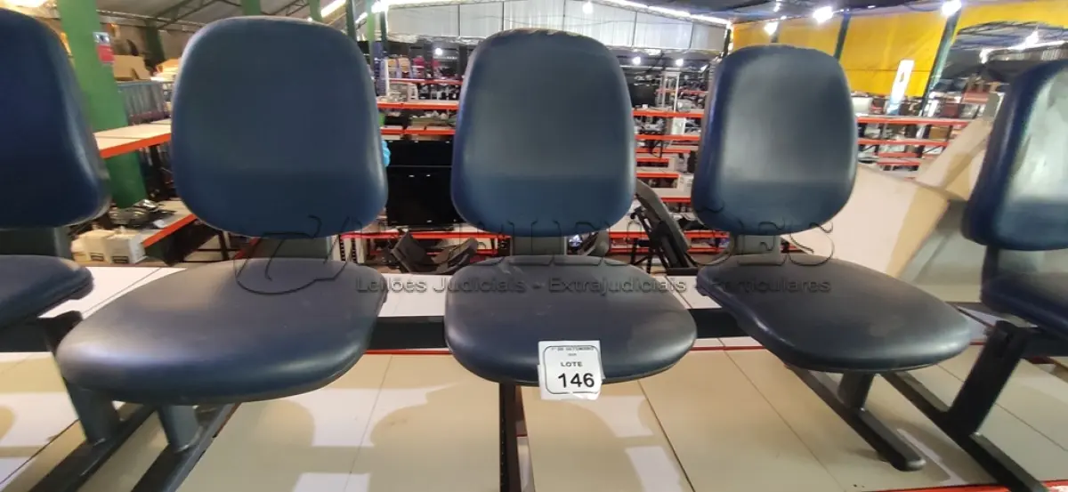 LOTE 146 - 01 CADEIRA TIPO LONGARINA DE 03 LUGARES. (NO ESTADO) ATENÇÃO! FAZER A VISITAÇÃO ANTES DE ARREMATAR, NÃO SABEMOS SE FUNCIONA, LEILÃO NÃO TEM GARANTIA E NEM DEVOLUÇÃO, SUJEITO A POSSÍVEIS AVARIAS VISÍVEIS/OCULTAS E/OU AUSÊNCIA DE COMPONENTES.
