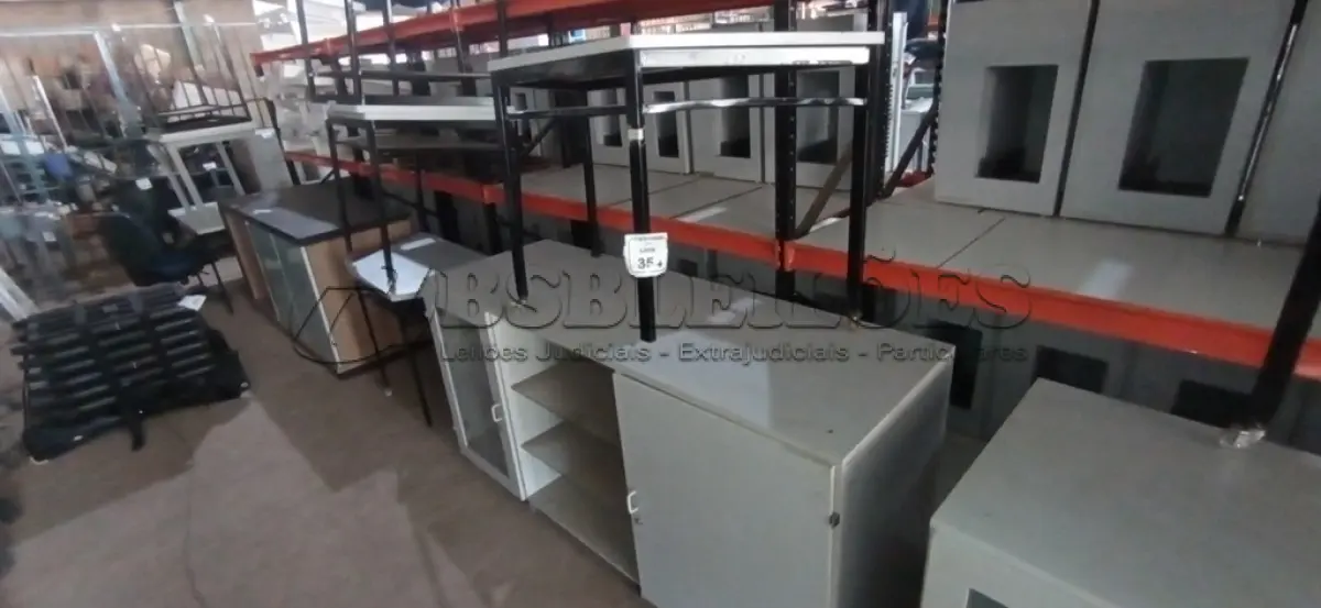 LOTE 354 - 01 ARMÁRIO EM MADEIRA 02 PORTAS E 01 COMPARTIMENTO COM 02 PRATELEIRAS DE 0,95X1,87X0,62CM E 01 MESA TRAPEZOIDAL. (NO ESTADO) ATENÇÃO! FAZER A VISITAÇÃO ANTES DE ARREMATAR, NÃO SABEMOS SE FUNCIONA, LEILÃO NÃO TEM GARANTIA E NEM DEVOLUÇÃO, SUJEITO A POSSÍVEIS AVARIAS VISÍVEIS/OCULTAS E/OU AUSÊNCIA DE COMPONENTES.