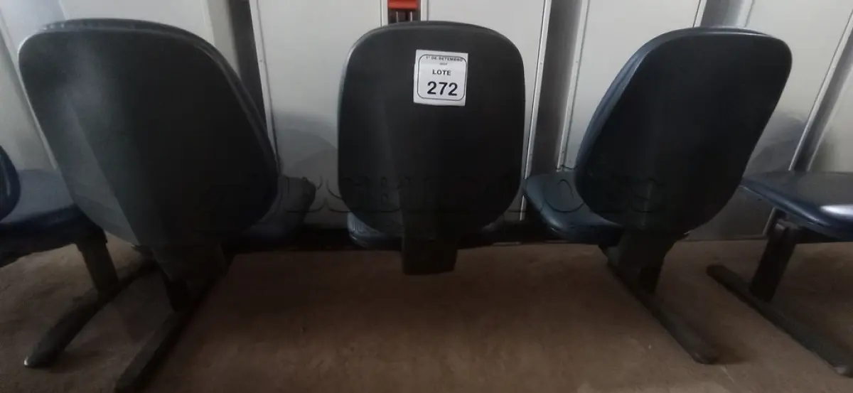 LOTE 272 - 01 CADEIRA TIPO LONGARINA DE 03 LUGARES. (NO ESTADO) ATENÇÃO! FAZER A VISITAÇÃO ANTES DE ARREMATAR, NÃO SABEMOS SE FUNCIONA, LEILÃO NÃO TEM GARANTIA E NEM DEVOLUÇÃO, SUJEITO A POSSÍVEIS AVARIAS VISÍVEIS/OCULTAS E/OU AUSÊNCIA DE COMPONENTES.