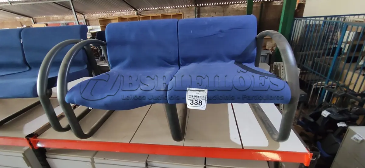 LOTE 338 - 01 POLTRONA DE 02 LUGARES. (NO ESTADO) ATENÇÃO! FAZER A VISITAÇÃO ANTES DE ARREMATAR, NÃO SABEMOS SE FUNCIONA, LEILÃO NÃO TEM GARANTIA E NEM DEVOLUÇÃO, SUJEITO A POSSÍVEIS AVARIAS VISÍVEIS/OCULTAS E/OU AUSÊNCIA DE COMPONENTES.