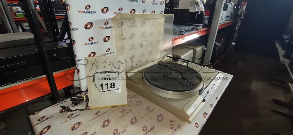 LOTE 118 - 01 TOCA DISCOS MODELO S-126 MARCA GRADIENTE. (NO ESTADO) ATENÇÃO! FAZER A VISITAÇÃO ANTES DE ARREMATAR, NÃO SABEMOS SE FUNCIONA, LEILÃO NÃO TEM GARANTIA E NEM DEVOLUÇÃO, SUJEITO A POSSÍVEIS AVARIAS VISÍVEIS/OCULTAS E/OU AUSÊNCIA DE COMPONENTES.