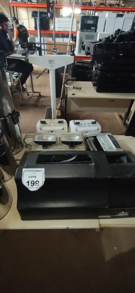 LOTE 199 - 01 LUMINÁRIA DE EMERGÊNCIA MARCA AUREONLUX, 01 MÁQUINA DE CONTAR MOEDAS E 03 MÁQUINAS DE CONTAR CÉDULAS DE MARCAS E MODELOS DIVERSOS. (NO ESTADO) ATENÇÃO! FAZER A VISITAÇÃO ANTES DE ARREMATAR, NÃO SABEMOS SE FUNCIONA, LEILÃO NÃO TEM GARANTIA E NEM DEVOLUÇÃO, SUJEITO A POSSÍVEIS AVARIAS VISÍVEIS/OCULTAS E/OU AUSÊNCIA DE COMPONENTES.