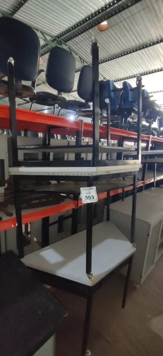 LOTE 353 - 03 MESAS TRAPEZOIDAL DE FERRO COM TAMPO EM MADEIRA. (NO ESTADO) ATENÇÃO! FAZER A VISITAÇÃO ANTES DE ARREMATAR, NÃO SABEMOS SE FUNCIONA, LEILÃO NÃO TEM GARANTIA E NEM DEVOLUÇÃO, SUJEITO A POSSÍVEIS AVARIAS VISÍVEIS/OCULTAS E/OU AUSÊNCIA DE COMPONENTES.