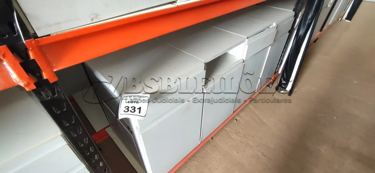 LOTE 331 - 04 ARMÁRIOS BAIXOS COM 01 GAVETA E 01 COMPARTIMENTO PARA CPU. (NO ESTADO) ATENÇÃO! FAZER A VISITAÇÃO ANTES DE ARREMATAR, NÃO SABEMOS SE FUNCIONA, LEILÃO NÃO TEM GARANTIA E NEM DEVOLUÇÃO, SUJEITO A POSSÍVEIS AVARIAS VISÍVEIS/OCULTAS E/OU AUSÊNCIA DE COMPONENTES.