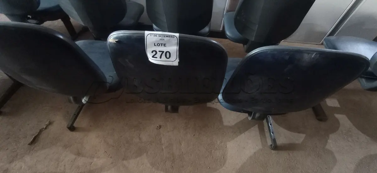 LOTE 270 - 01 CADEIRA TIPO LONGARINA DE 03 LUGARES. (NO ESTADO) ATENÇÃO! FAZER A VISITAÇÃO ANTES DE ARREMATAR, NÃO SABEMOS SE FUNCIONA, LEILÃO NÃO TEM GARANTIA E NEM DEVOLUÇÃO, SUJEITO A POSSÍVEIS AVARIAS VISÍVEIS/OCULTAS E/OU AUSÊNCIA DE COMPONENTES.