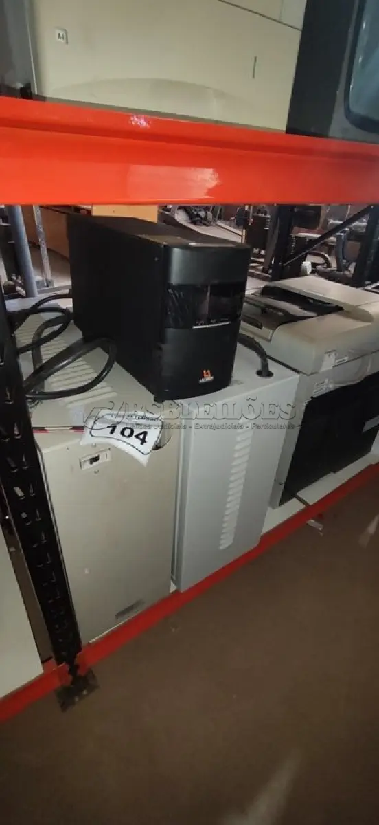 LOTE 104 - 01 NOBREAK DE 2000VA E 02 BANCOS DE BATERIAS VÁZIOS. (NO ESTADO) ATENÇÃO! FAZER A VISITAÇÃO ANTES DE ARREMATAR, NÃO SABEMOS SE FUNCIONA, LEILÃO NÃO TEM GARANTIA E NEM DEVOLUÇÃO, SUJEITO A POSSÍVEIS AVARIAS VISÍVEIS/OCULTAS E/OU AUSÊNCIA DE COMPONENTES.