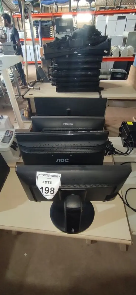 LOTE 198 - 04 MONITORES DE MARCAS E MODELOS DIVERSOS. (NO ESTADO) ATENÇÃO! FAZER A VISITAÇÃO ANTES DE ARREMATAR, NÃO SABEMOS SE FUNCIONA, LEILÃO NÃO TEM GARANTIA E NEM DEVOLUÇÃO, SUJEITO A POSSÍVEIS AVARIAS VISÍVEIS/OCULTAS E/OU AUSÊNCIA DE COMPONENTES.