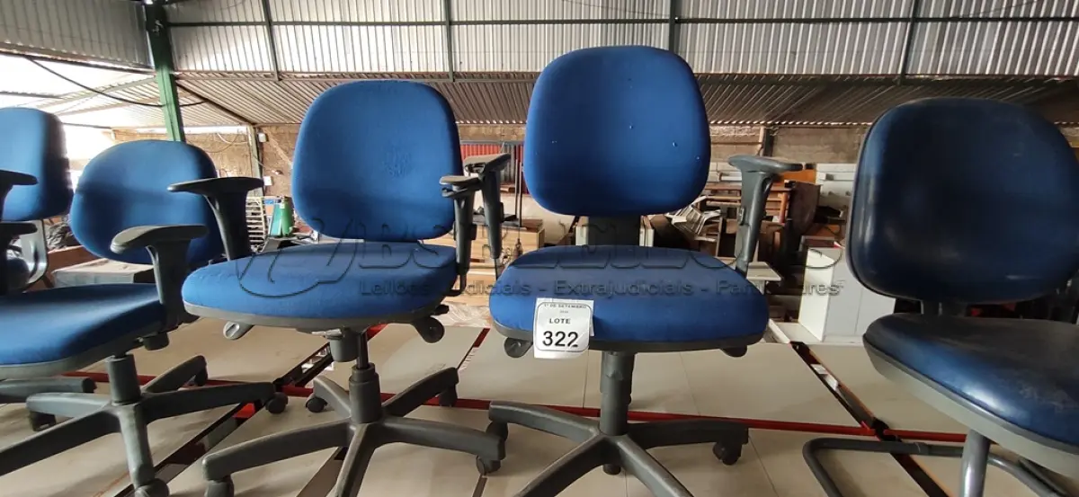LOTE 322 - 02 CADEIRAS DE ESCRITÓRIO GIRATÓRIAS. (NO ESTADO) ATENÇÃO! FAZER A VISITAÇÃO ANTES DE ARREMATAR, NÃO SABEMOS SE FUNCIONA, LEILÃO NÃO TEM GARANTIA E NEM DEVOLUÇÃO, SUJEITO A POSSÍVEIS AVARIAS VISÍVEIS/OCULTAS E/OU AUSÊNCIA DE COMPONENTES.