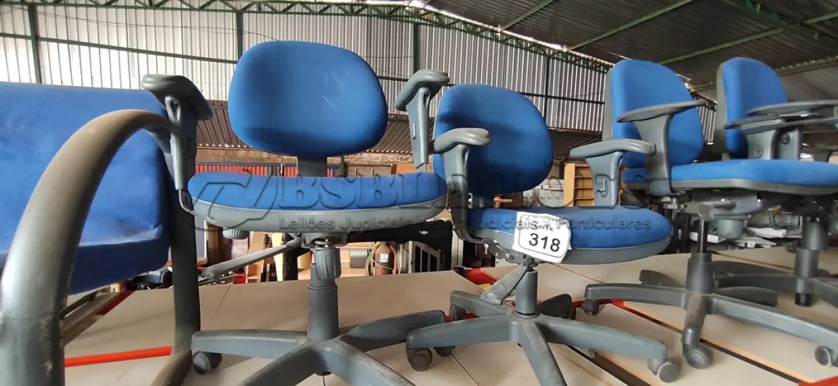LOTE 318 - 02 CADEIRAS DE ESCRITÓRIO GIRATÓRIAS. (NO ESTADO) ATENÇÃO! FAZER A VISITAÇÃO ANTES DE ARREMATAR, NÃO SABEMOS SE FUNCIONA, LEILÃO NÃO TEM GARANTIA E NEM DEVOLUÇÃO, SUJEITO A POSSÍVEIS AVARIAS VISÍVEIS/OCULTAS E/OU AUSÊNCIA DE COMPONENTES.