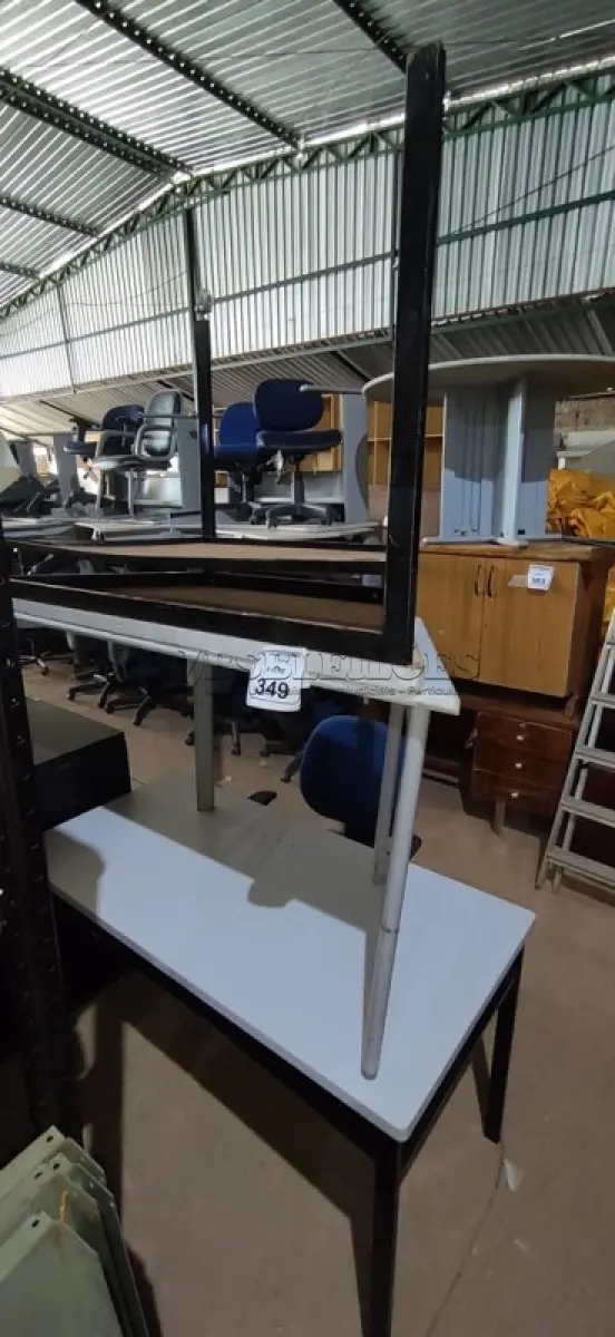 LOTE 349 - 01 CADEIRA DE ESCRITÓRIO GIRATÓRIA E 03 MESAS DE TAMANHOS DIVERSOS. (NO ESTADO) ATENÇÃO! FAZER A VISITAÇÃO ANTES DE ARREMATAR, NÃO SABEMOS SE FUNCIONA, LEILÃO NÃO TEM GARANTIA E NEM DEVOLUÇÃO, SUJEITO A POSSÍVEIS AVARIAS VISÍVEIS/OCULTAS E/OU AUSÊNCIA DE COMPONENTES.