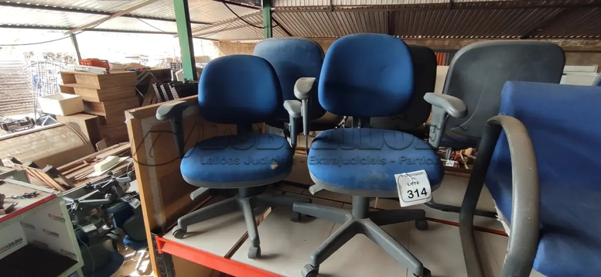 LOTE 314 - 02 CADEIRAS DE ESCRITÓRIO GIRATÓRIAS. (NO ESTADO) ATENÇÃO! FAZER A VISITAÇÃO ANTES DE ARREMATAR, NÃO SABEMOS SE FUNCIONA, LEILÃO NÃO TEM GARANTIA E NEM DEVOLUÇÃO, SUJEITO A POSSÍVEIS AVARIAS VISÍVEIS/OCULTAS E/OU AUSÊNCIA DE COMPONENTES.