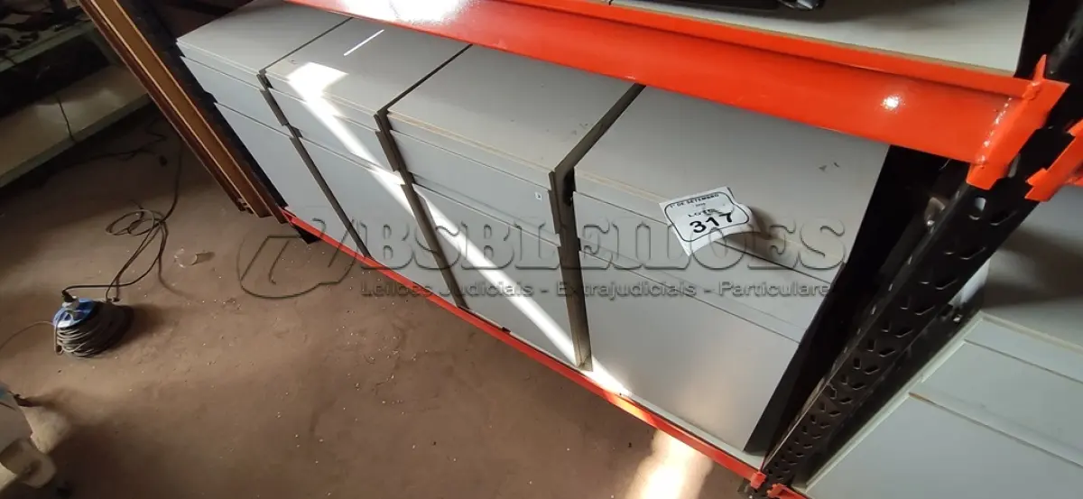 LOTE 317 - 04 ARMÁRIOS BAIXOS COM 01 GAVETA E 01 COMPARTIMENTO PARA CPU. (NO ESTADO) ATENÇÃO! FAZER A VISITAÇÃO ANTES DE ARREMATAR, NÃO SABEMOS SE FUNCIONA, LEILÃO NÃO TEM GARANTIA E NEM DEVOLUÇÃO, SUJEITO A POSSÍVEIS AVARIAS VISÍVEIS/OCULTAS E/OU AUSÊNCIA DE COMPONENTES.