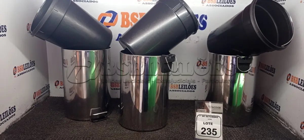 LOTE 235 - 03 LIXEIRAS EM INOX SEM TAMPA. (NO ESTADO) ATENÇÃO! FAZER A VISITAÇÃO ANTES DE ARREMATAR, NÃO SABEMOS SE FUNCIONA, LEILÃO NÃO TEM GARANTIA E NEM DEVOLUÇÃO, SUJEITO A POSSÍVEIS AVARIAS VISÍVEIS/OCULTAS E/OU AUSÊNCIA DE COMPONENTES.