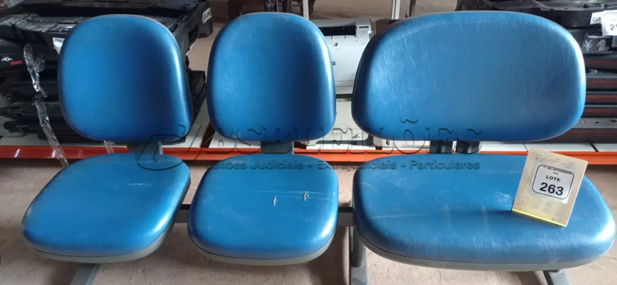 LOTE 263 - 01 CADEIRA TIPO LONGARINA DE 03 LUGARES. (NO ESTADO) ATENÇÃO! FAZER A VISITAÇÃO ANTES DE ARREMATAR, NÃO SABEMOS SE FUNCIONA, LEILÃO NÃO TEM GARANTIA E NEM DEVOLUÇÃO, SUJEITO A POSSÍVEIS AVARIAS VISÍVEIS/OCULTAS E/OU AUSÊNCIA DE COMPONENTES.