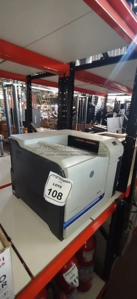 LOTE 108 - 01 IMPRESSORA MODELO LASERJET 500 COLOR M551 MARCA HP. (NO ESTADO) ATENÇÃO! FAZER A VISITAÇÃO ANTES DE ARREMATAR, NÃO SABEMOS SE FUNCIONA, LEILÃO NÃO TEM GARANTIA E NEM DEVOLUÇÃO, SUJEITO A POSSÍVEIS AVARIAS VISÍVEIS/OCULTAS E/OU AUSÊNCIA DE COMPONENTES.