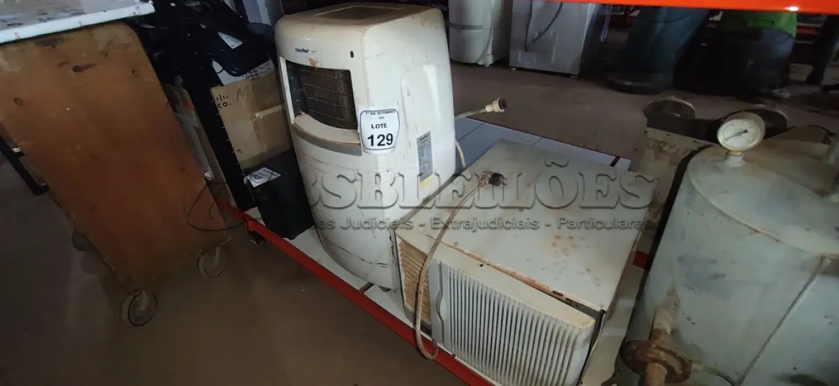 LOTE 129 - 01 AR CONDICIONADO DE JANELA MARCA BRASTEMP E 01 AR CONDICIONADO PORTATIL MARCA COMFEE. (NO ESTADO) ATENÇÃO! FAZER A VISITAÇÃO ANTES DE ARREMATAR, NÃO SABEMOS SE FUNCIONA, LEILÃO NÃO TEM GARANTIA E NEM DEVOLUÇÃO, SUJEITO A POSSÍVEIS AVARIAS VISÍVEIS/OCULTAS E/OU AUSÊNCIA DE COMPONENTES.