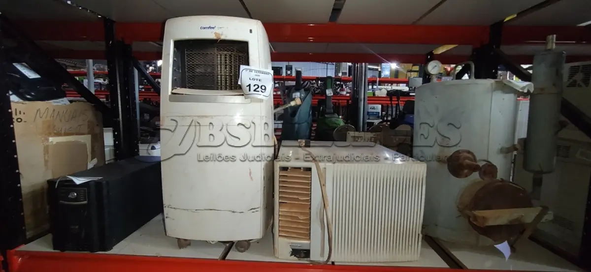 LOTE 129 - 01 AR CONDICIONADO DE JANELA MARCA BRASTEMP E 01 AR CONDICIONADO PORTATIL MARCA COMFEE. (NO ESTADO) ATENÇÃO! FAZER A VISITAÇÃO ANTES DE ARREMATAR, NÃO SABEMOS SE FUNCIONA, LEILÃO NÃO TEM GARANTIA E NEM DEVOLUÇÃO, SUJEITO A POSSÍVEIS AVARIAS VISÍVEIS/OCULTAS E/OU AUSÊNCIA DE COMPONENTES.