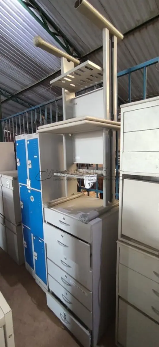 LOTE 170 - 01 GAVETEIRO EM MADEIRA COM 06 GAVETAS E 02 MESAS PEQUENAS COM ABERTURA CENTRAL NO TAMPO. (NO ESTADO) ATENÇÃO! FAZER A VISITAÇÃO ANTES DE ARREMATAR, NÃO SABEMOS SE FUNCIONA, LEILÃO NÃO TEM GARANTIA E NEM DEVOLUÇÃO, SUJEITO A POSSÍVEIS AVARIAS VISÍVEIS/OCULTAS E/OU AUSÊNCIA DE COMPONENTES.