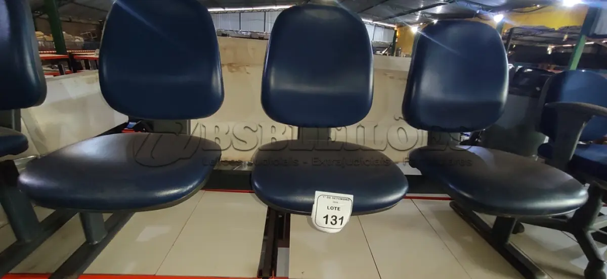 LOTE 131 - 01 CADEIRA TIPO LONGARINA DE 03 LUGARES. (NO ESTADO) ATENÇÃO! FAZER A VISITAÇÃO ANTES DE ARREMATAR, NÃO SABEMOS SE FUNCIONA, LEILÃO NÃO TEM GARANTIA E NEM DEVOLUÇÃO, SUJEITO A POSSÍVEIS AVARIAS VISÍVEIS/OCULTAS E/OU AUSÊNCIA DE COMPONENTES.