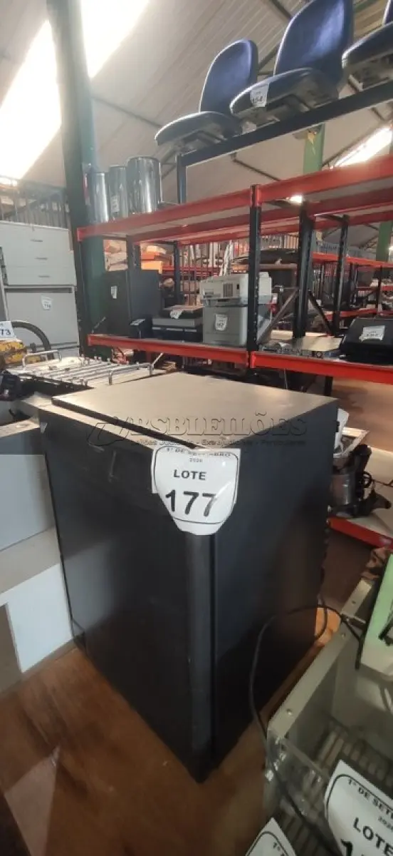 LOTE 177 - 01 FRIGOBAR 220V MARCA ELECTROLUX E 01 CAFETERIA MARCA MONDIAL. (NO ESTADO) ATENÇÃO! FAZER A VISITAÇÃO ANTES DE ARREMATAR, NÃO SABEMOS SE FUNCIONA, LEILÃO NÃO TEM GARANTIA E NEM DEVOLUÇÃO, SUJEITO A POSSÍVEIS AVARIAS VISÍVEIS/OCULTAS E/OU AUSÊNCIA DE COMPONENTES.